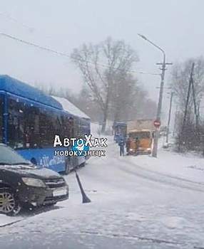 Легковушка получила сильный урон в ДТП с автобусом в Новокузнецке