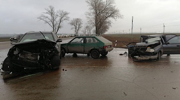 Водитель погиб, пассажир в тяжелом состоянии: под Ростовом столкнулись четыре машины