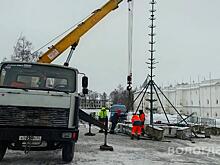 На Кремлевской площади Вологды начали устанавливать 15-метровую искусственную ель
