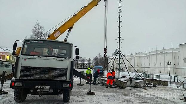 На Кремлевской площади Вологды начали устанавливать 15-метровую искусственную ель