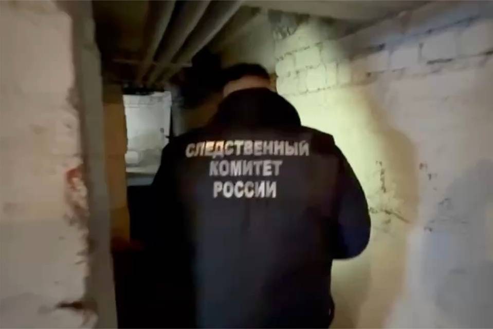 Мать с дочерью пострадали от необычного кирпича в подвале своего дома