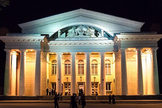 Более 100 человек реставрируют театр оперы и балета
