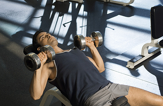 Врач дал советы по безопасному подъему тяжестей