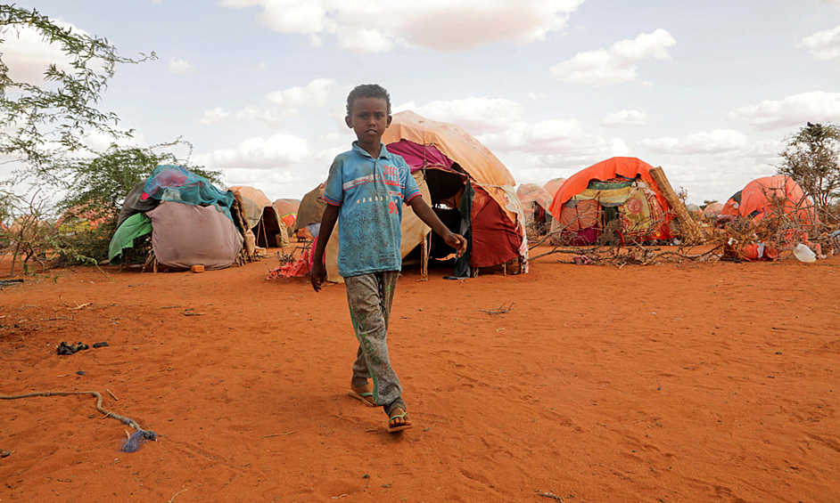 Абдулахи Хассан, 3 года, гуляет по лагерю для внутренне перемещенных лиц Какари в Доллоу