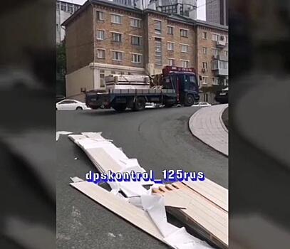 Из-за грузовика в центре Владивостока образовалась пробка