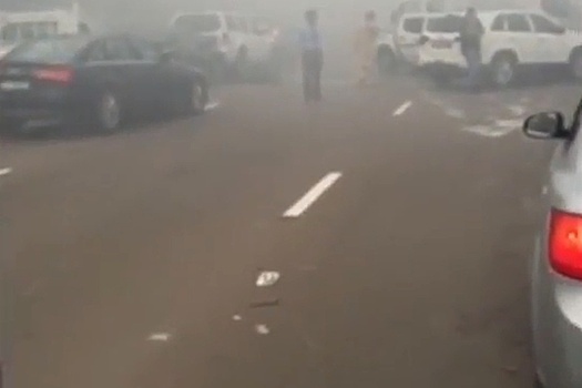 Утренние туманы "столкнули" десятки автомобилей на трассе (ВИДЕО)