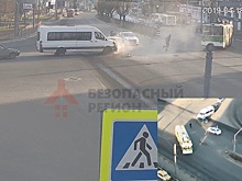 Лихач, уходивший от полиции, протаранил маршрутку в Ярославле. Видео
