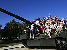 Верхом на броне. Зачем туристы садятся в танки и истребители