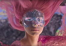 Стеклянная девушка с цветными волосами летит сквозь космические пейзажи в новом клипе MONATIK