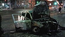 Пламя охватило такси после аварии в Перми