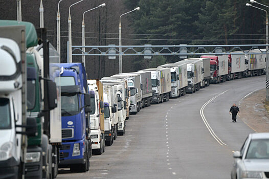 Сотни грузовиков застряли на российской границе