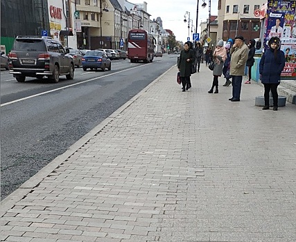 Власти объяснили, почему в центре Тюмени рабочие снимают, а затем кладут обратно старую плитку