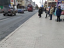 Власти объяснили, почему в центре Тюмени рабочие снимают, а затем кладут обратно старую плитку