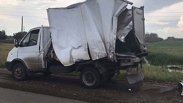 Водитель подвел пассажиров под фуру