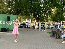 В сквере Давыдова пензенцев порадовали исполнением песен