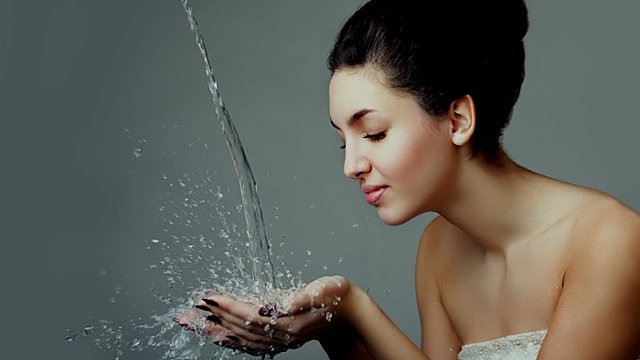 Как сегодня заговаривают воду на крепкое здоровье
