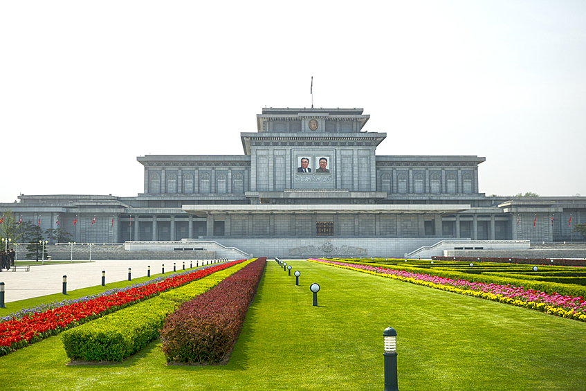 Северная Корея. На фото: Мавзолей Ким Ир Сена (с 1994) и Ким Чен Ира (с 2011), также известный как Кымсусанский дворец Солнца.