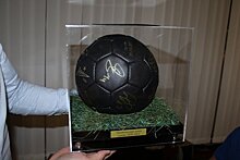 Юным петрозаводским футболистам подарили мяч с автографами игроков «Зенита»