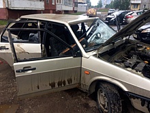 Выбиты все стёкла, в салоне покрышка: в ярославском дворе вандалы изуродовали машину