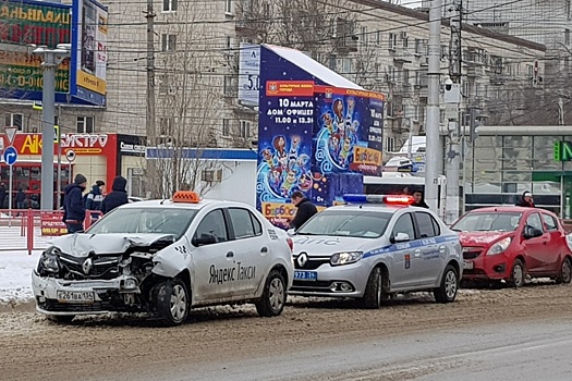 Три иномарки не поделили дорогу в центре Волгограда