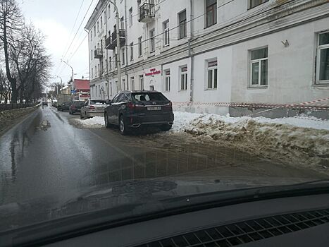 Рухнувшая с крыши снежная лавина покорежила машины в Костроме