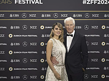 Ричард Гир вышел в свет с женой, которая моложе него на 34 года