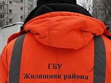 Сотрудники «Жилищника» починили дверь в доме на Волжском бульваре
