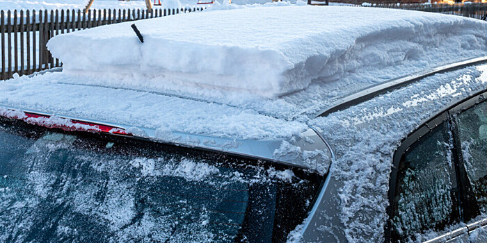 Почему опасно оставлять снег на крыше автомобиля и какой штраф грозит владельцу?