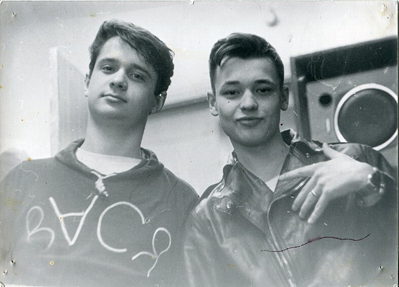В мае 1995-го Жуков и Потехин оказались в Москве, продолжили работать на радиостанциях и начали развивать собственную группу, которая впоследствии получила название «Руки Вверх!». 