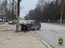 Иномарка врезалась в фонарный столб и загорелась