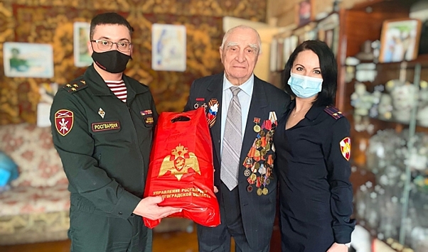 В Волгограде росгвардейцы встретились с ветераном в преддверии 2 февраля