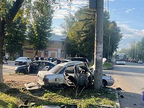 В Самаре водитель, лишенный прав, влетел в бетонный столб, пострадали три человека