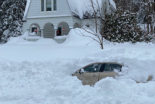 Автомобиль Эдинсона Кавани завалило снегом