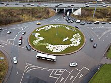 Островок безопасности на дороге — не место для парковки машины