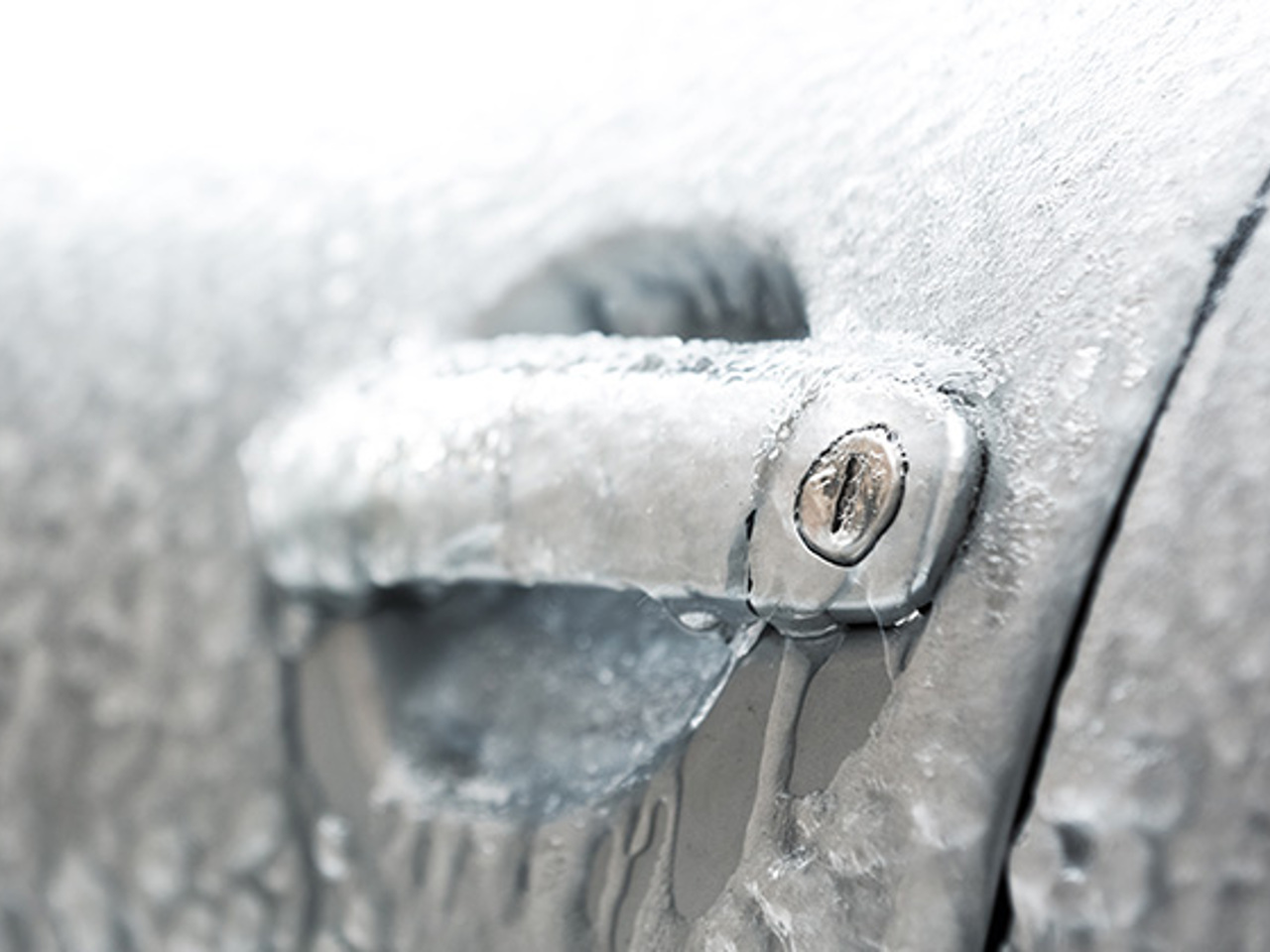 Замерзание замка. Замерзший замок автомобиля. Замерз замок авто. Примерзшая дверь автомобиля. Замерзли двери в машине.