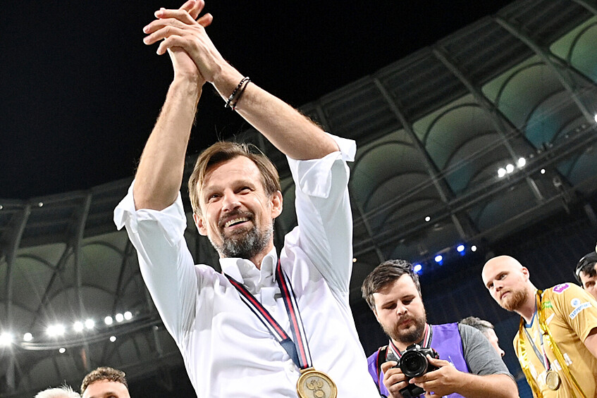 Главный тренер ФК «Зенит» Сергей Семак на церемонии награждения после окончания финального матча Суперкубка России по футболу между ФК «Зенит» и ФК «Краснодар», 2024 год