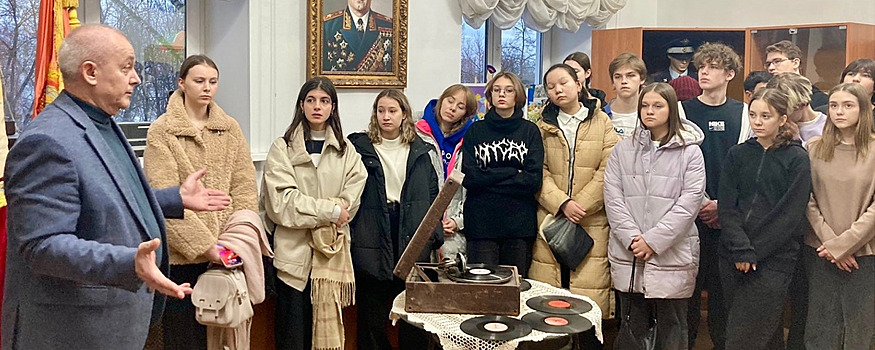 Красногорские полицейские провели экскурсию для старшеклассников