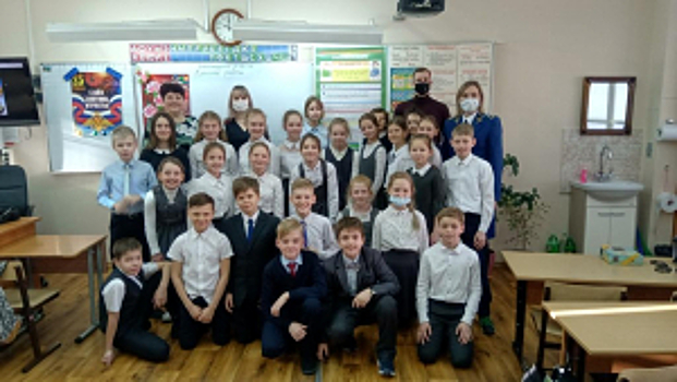 Транспортные полицейские Хабаровска провели «Урок Мужества» для школьников