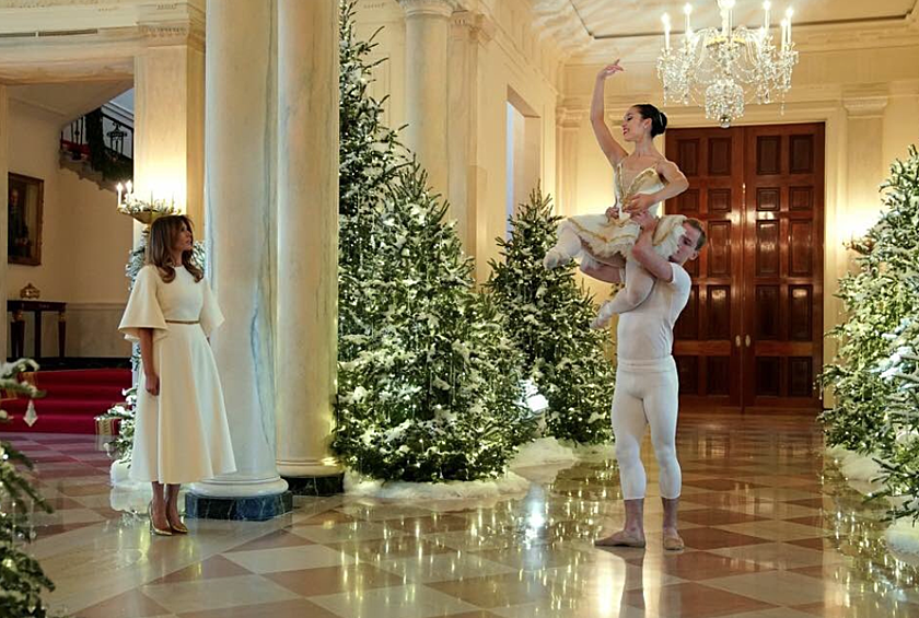 Первый рождественский прием в Белом дом открылся "Вальсом цветов" из балета П.И. Чайковского "Щелкунчик". В Сети и это сделали предметом шуток. "Танцуйте, крестьяне! Танцуйте!", - написал один из пользователей Твиттер