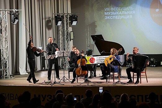 С концертами по Новосибирской области путешествуют музыканты и столетний рояль