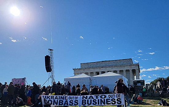 Участники митинга в Вашингтоне призвали власти США прекратить помощь Украине