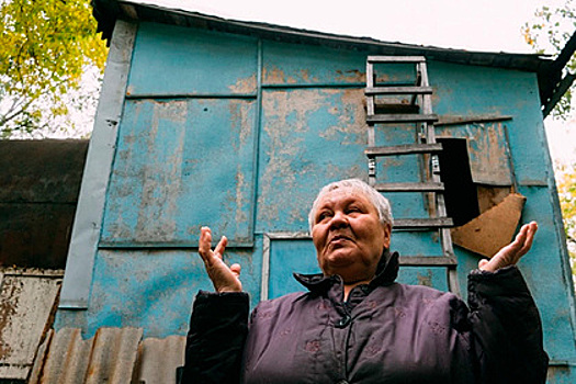 Живущая в железной бочке россиянка отказалась от переезда