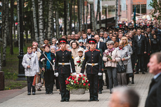 Сегодня в окружной столице состоялась церемония возложения цветов к Вечному огню мемориала Славы