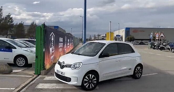 Пике заметили за рулем Renault Twingo. Шакира пела, что он променял «Феррари» на «Рено»