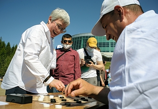 «Чемпионов больше!»: В Федерации шашек России сравнили популярность шашек и шахмат