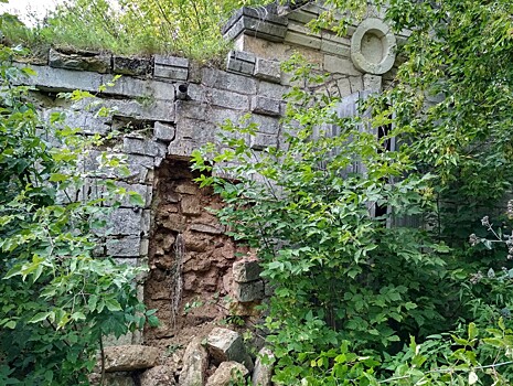 В Старице обвалилась стена одной из уникальных белокаменных кузниц
