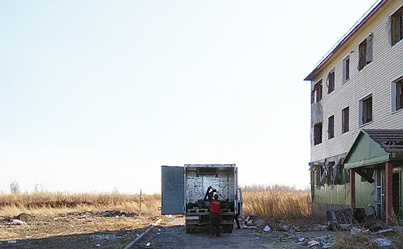 Маргиналы уничтожают дом для переселенцев в городе Обь