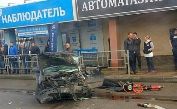 Жуткая авария на Ростовском шоссе: погибла 79-летняя пассажирка Hyundai, водитель Mitsubishi вылетел в окно