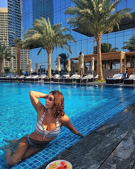 Еще пару месяцев назад на арабских курортах было сложно дышать от жары, а сейчас самое время загорать у бассейнов.