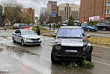 В Новосибирске неуправляемый Land Rover с мертвым водителем протаранил автомобиль и забор